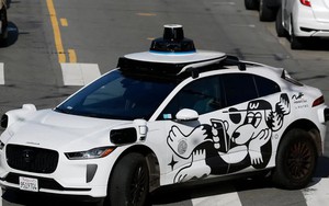 Xe điện có thể “tự cảm nhận” nguy cơ mất lái: AI vật lý mở ra bước tiến mới cho xe tự hành an toàn