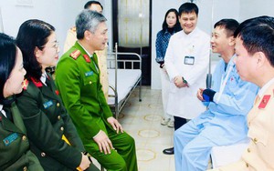 Người đàn ông đi xe máy tông bị thương đại úy CSGT