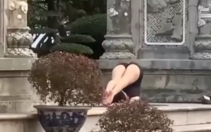 Cô gái mặc hở hang tập Yoga phản cảm ở chùa Linh Ứng