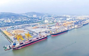 Chỉ trong vài giờ, hàng chục triệu USD "nô nức" qua cửa khẩu Việt Nam, có gì đáng chú ý?