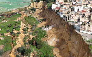 Hình ảnh gây sốc ở Ý: Hàng loạt nhà của lơ lửng trên vách đá, hơn 1.500 người dân được sơ tán sau mưa bão