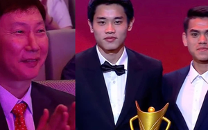 Bắt trọn ánh mắt rưng rưng tự hào của HLV Kim Sang-sik khi Đình Bắc, Khuất Văn Khang được vinh danh