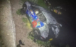 Hà Nội: Ô tô con lao xuống sông Nhuệ, tài xế may mắn thoát nạn