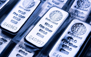 Giá vàng và bạc đồng loạt tụt dốc, chứng kiến phiên giảm mạnh chưa từng có trong gần 50 năm: Chuyện gì đang xảy ra?