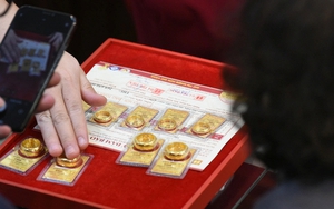 Giá vàng đột ngột sập mạnh không ngừng ở Việt Nam sau một quyết định của Tổng thống Trump