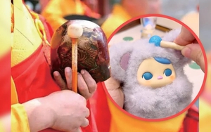 Sau cơn sốt Labubu, giới trẻ Trung Quốc rộ mốt búp bê 'gõ mõ' giải nghiệp