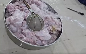Phát hiện thịt không nhãn mác tại công ty bị tố dùng thịt bẩn chế biến thức ăn cho học sinh