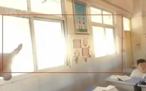 Vụ việc kỳ lạ nhất năm: Hiệu trưởng mất chức vì cái... rèm cửa còn một nữ giáo viên khiến khắp MXH ngợi khen vì sự dũng cảm!