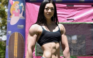 Mỹ nữ mặt xinh như búp bê nhưng nhìn cơ bắp thì ai cũng hoảng