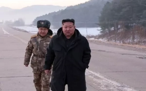 Chủ tịch Kim Jong Un thị sát Triều Tiên tập trận với tên lửa siêu vượt âm