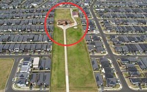 Ngôi nhà "cứng đầu" nhất thế giới, được đền bù 1.051 tỷ đồng vẫn không chịu rời đi: Chủ nhà bị chỉ trích vì 1 lý do rất kỳ lạ