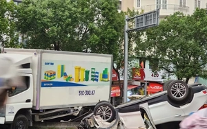 Xe ô tô lật chắn ngang đường, kẹt xe dài hơn 2km