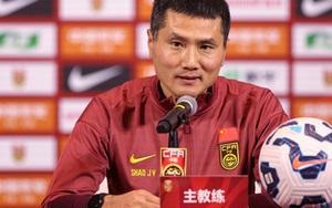 HLV tuyển Trung Quốc để lộ cuộc hội thoại với vợ khi đang họp