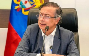 Tổng thống Colombia tuyên bố sẵn sàng cầm vũ khí sau phát biểu của ông Trump