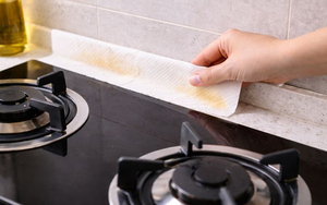 Học mẹ tôi: Đặt khăn giấy vào đúng vị trí này trong bếp - dầu mỡ giảm hẳn, bếp sạch gấp 5 lần