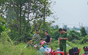 Người bán hoa quả chết treo cổ trên cây ven đường ở TPHCM