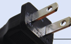 Hơn 90% người dùng đồ điện không biết công dụng của 2 chiếc lỗ nhỏ trên phích cắm dẹt