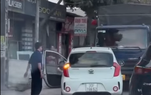 Phạt 5 triệu đồng tài xế đỗ ô tô ngang ngược gây ùn tắc ở Hà Nội