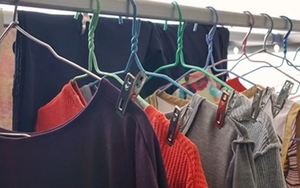 Tại sao nên treo ngược quần áo khi trời lạnh? Chuyên gia hàng đầu Nhật Bản tiết lộ