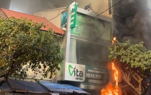 Cháy lớn tại Hà Nội, chủ nhà hoảng loạn nhảy từ tầng cao xuống bị thương