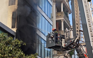 NÓNG: Cháy lớn tại căn nhà 7 tầng ở Hà Nội, chủ nhà nhảy từ trên cao thoát thân