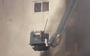 Hà Nội: Ngôi nhà cao tầng trên phố Lê Lợi bốc cháy ngùn ngụt, có người mắc kẹt