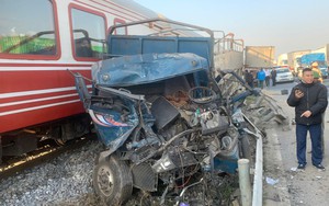 Xe tải vượt đường sắt thiếu quan sát, bị tàu hỏa tông bay xuống vệ đường