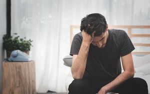 Làm "chuyện ấy" một mình gây hại cho thận?