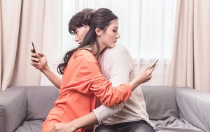 Vợ chồng có nên kiểm tra ‘hộp đen’ của nhau?