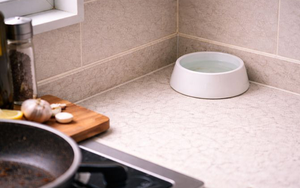 Mẹ dạy: Chỉ cần đặt một bát nước ở bếp - mùi chiên xào bay nhanh hơn hẳn mà không cần máy hút mùi