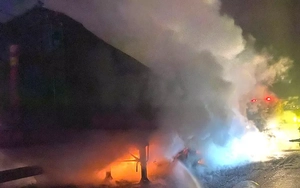 Xe đầu kéo chở than bốc cháy dữ dội trên cao tốc Bắc - Nam