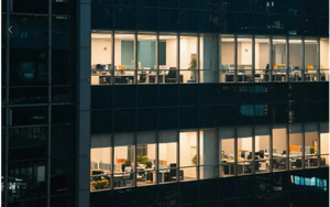 Sau 22h đêm, chuyện gì xảy ra bên trong các toà nhà ngân hàng, công ty công nghệ ở Trung Quốc?