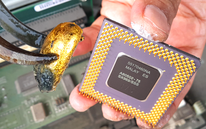 Quăng điện thoại cũ đi là mất cả đống tiền: Đây là cách lấy sạch vàng và palladium chỉ trong 20 phút