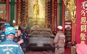 Ô tô điện lao thẳng vào đền Quan Âm ở Bangkok khiến nhiều người bị thương