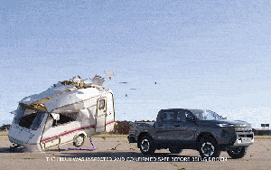 Toyota Hilux điện hứng trọn xe caravan 760kg rơi từ độ cao 9m, xong vẫn chạy đi như chưa có chuyện gì