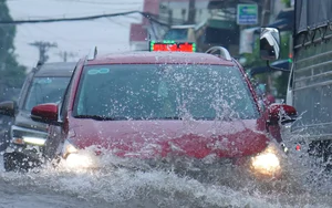 Sai lầm 'chết người' khi cố lái ô tô qua vùng ngập nước