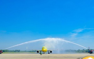 Đúng sáng 1/10, chiếc Airbus đặc biệt chở hơn 100 hành khách hạ cánh sân bay Thanh Hóa, Giám đốc cảng hàng không trực tiếp có mặt