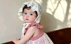 Nuôi dạy con gái đừng chỉ khen con "xinh xắn" và "ngoan ngoãn": 5 cách giúp "bình rượu mơ" lớn lên tự tin, mạnh mẽ và giàu nội lực