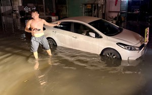 Triều cường dâng cao lúc rạng sáng, hàng loạt ô tô ở TP.HCM chìm trong biển nước