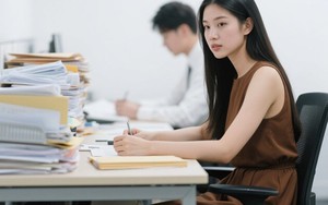 5 giờ chiều tan làm, sếp gọi vào phòng yêu cầu tăng ca thêm 2 tiếng: Nhân viên EQ cao chỉ nói đúng 1 câu