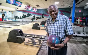 Cụ ông 100 tuổi vẫn đi chơi bowling hàng tuần chia sẻ bí quyết trường thọ