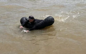Người đàn ông ngồi trên phao, vẫy tay cầu cứu ngoài cửa biển Nhật Lệ