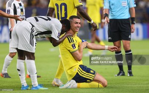 Đối thủ cúi người, "ngả mũ" thán phục Ronaldo sau bàn thắng thứ 981