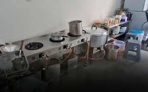 Ba nhân viên nhà hàng đang ở trong bếp đột nhiên ngã quỵ, 1 người chạy tới chứng kiến cảnh đáng sợ