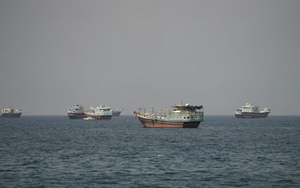 Iran nã đạn vào siêu tàu dầu thứ 3 tại eo biển Hormuz
