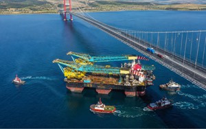 Phát hiện khối sắt khổng lồ cao 135m di chuyển cùng đoàn hộ tống, bất ngờ hạ xuống còn 57m để thực hiện nhiệm vụ đặc biệt