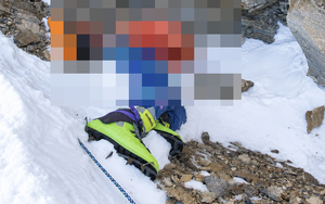 Chuyện chưa kể về nhà leo núi "đeo ủng xanh" đóng băng trên đỉnh Everest 30 năm và kế hoạch nguy hiểm đưa thi thể về với gia đình