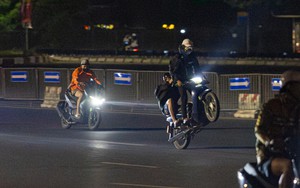 Rợn người cảnh hàng loạt 'quái xế' bốc đầu, đánh võng xe trên đường phố Hà Nội