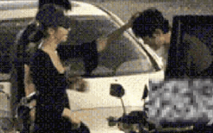Xôn xao clip mỹ nhân showbiz đánh vào đầu chồng trẻ kém 4 tuổi giữa đường chỉ sau 2 tháng cưới