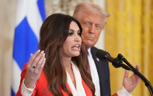 Ông Trump buộc nữ Đại sứ từ chức, nhấn mạnh 'không phải người nhà': Bê bối 'đe dọa lật đổ chính phủ'